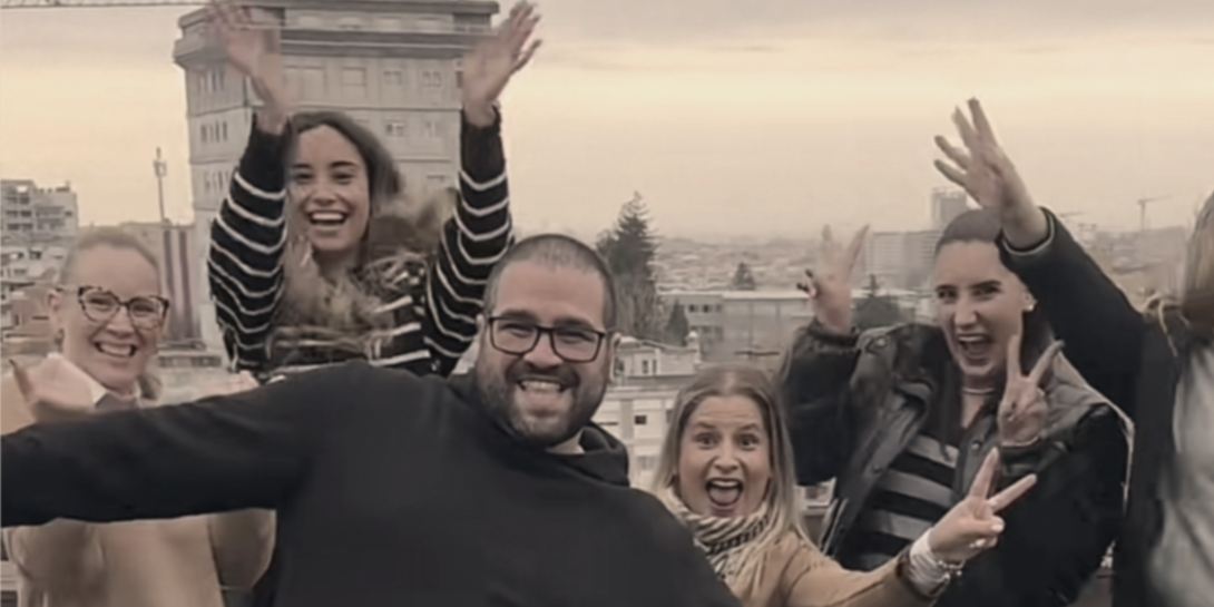Une équipe qui fête un moment ensemble sur un toit-terrasse